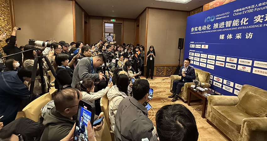 对话蔚来李斌：经营压力大当然要降本！自研芯片和操作系统都能开放