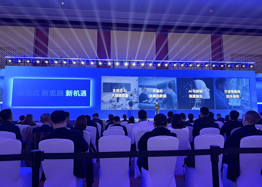 陈立武讲中文!英特尔中国区董事长亮相,晒AI“全家福”