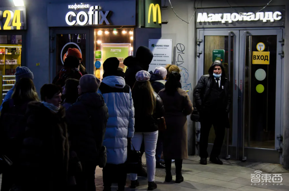 俄乌激战30天:中国手机巨头躺枪还是躺赢?