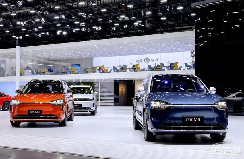 太顶了!鸿蒙智行尊界未发先火,余承东三大招硬刚迈巴赫劳斯莱斯