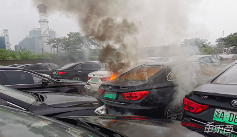 疑似吉利电动车在杭州起火，前一天力帆刚烧过