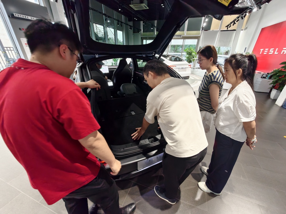 特斯拉Model Y L卖爆了!6天卖空一个月产能,工作日顾客挤爆门店,暴雨还来看车