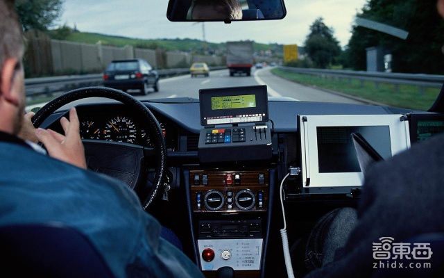 智车之路 | 奔驰“认怂”自动驾驶背后