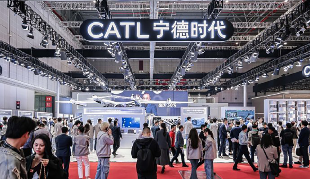 上海车展首日：雷军没来小米展台仍爆满，余承东预言新车“大爆”，何小鹏忙着遛“人”