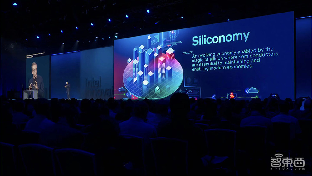 英特尔连甩AI大招!288核至强芯、3代AI芯片、PC断网跑大模型