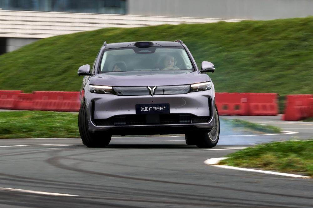 全系标配华为ADS 4和鸿蒙座舱5！岚图FREE+预售价22.99万起