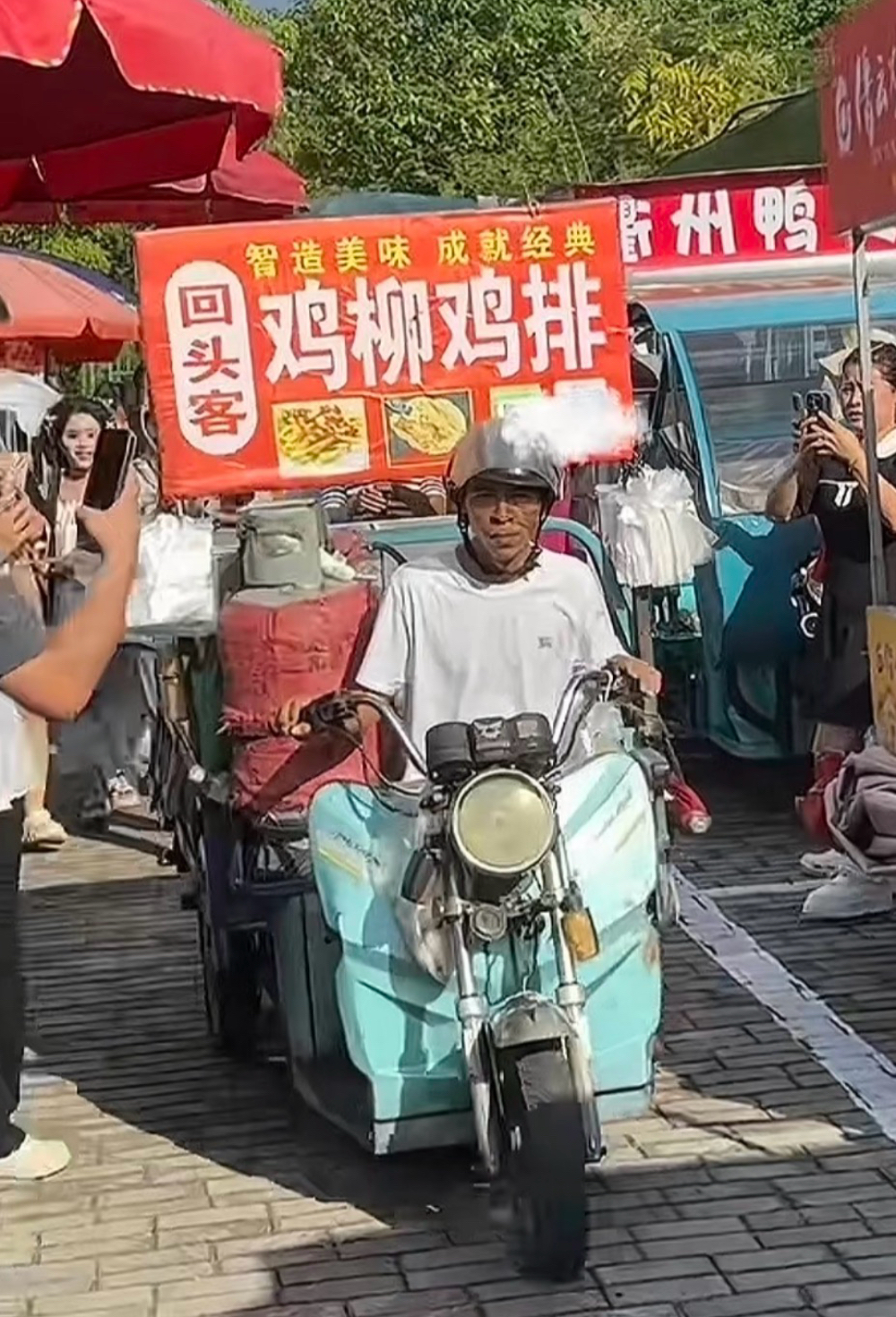 “鸡排哥”的走红名场面,腾讯混元图像都整明白了