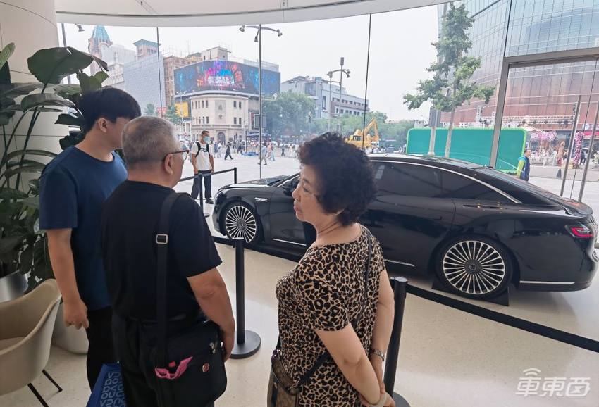 谁在看享界S9?实探北京两家门店,中年老板居多,家庭客户热情不高