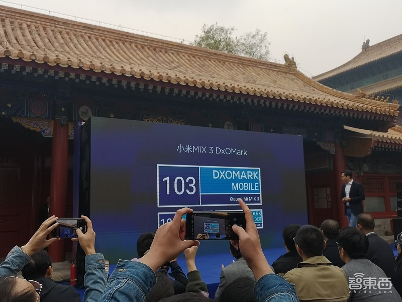 小米推滑盖全面屏MIX 3 雷军现场狂怼华为 宣布2018出货超亿台