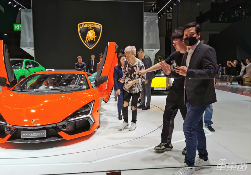 雷军很忙！发完手机连夜赶往车展，去了这8家展台