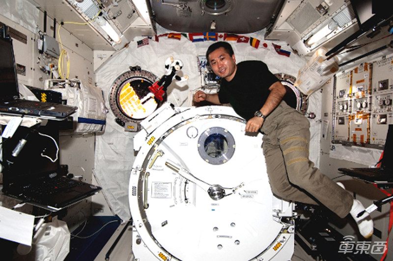 六大车企变身太空大镖客!特斯拉发射超跑,通用造月球车,克莱斯勒玩过火箭