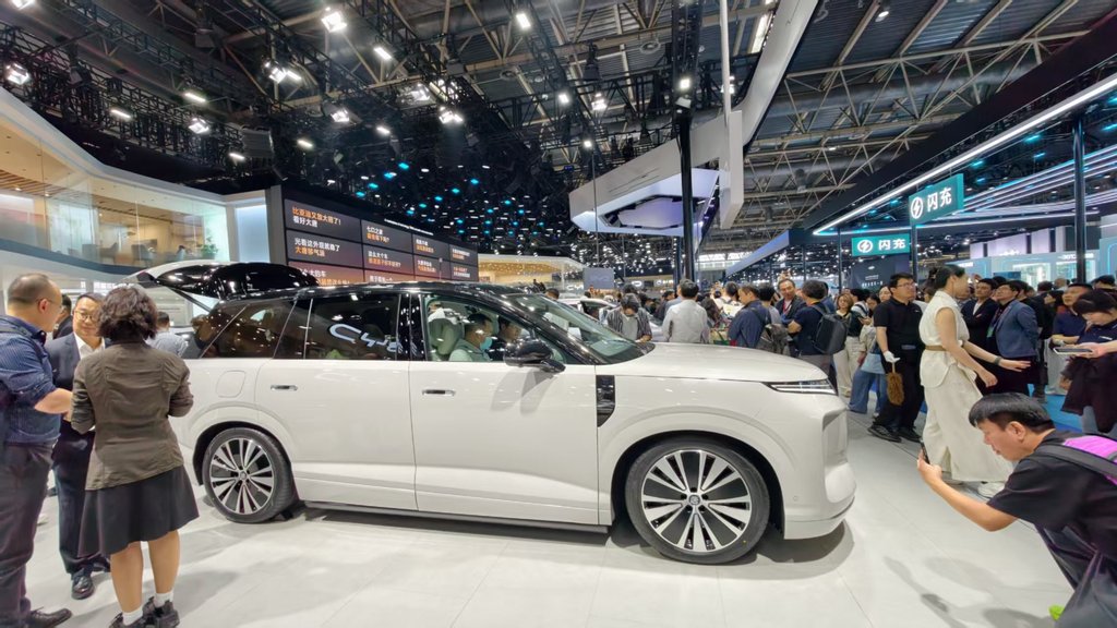 史上最大北京车展开幕！车企狠卷大三排SUV，舱驾融合、Agent上车成新趋势