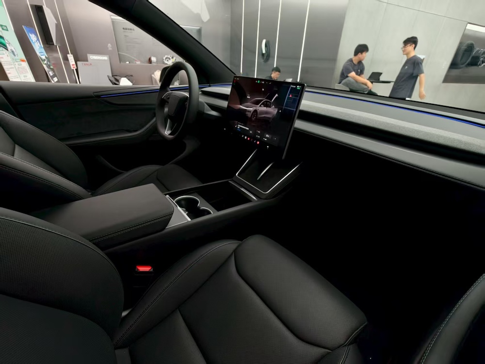 特斯拉Model Y L卖爆了!6天卖空一个月产能,工作日顾客挤爆门店,暴雨还来看车