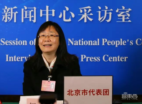 DeepSeek被点名表扬!17位两会代表热议AI,电车牌换配色赢网友狂赞