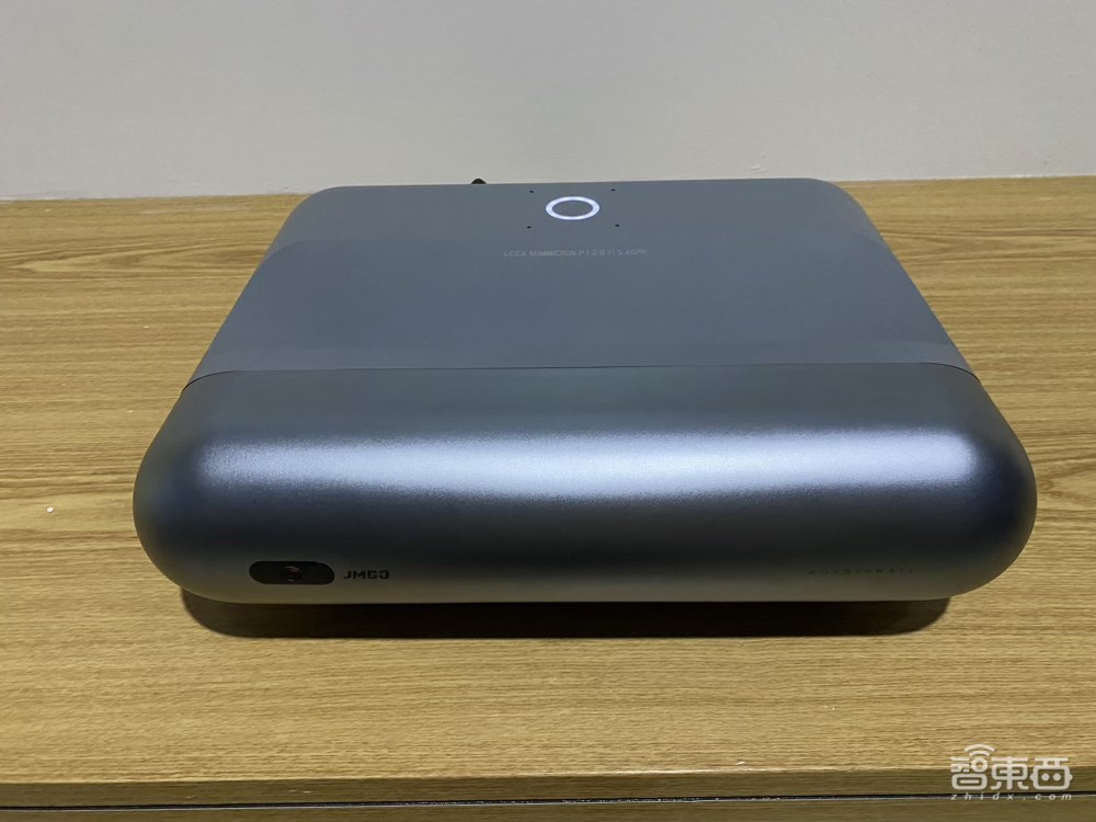 坚果投影推智慧墙O1！27cm超近距放映，支持画面实时自调整