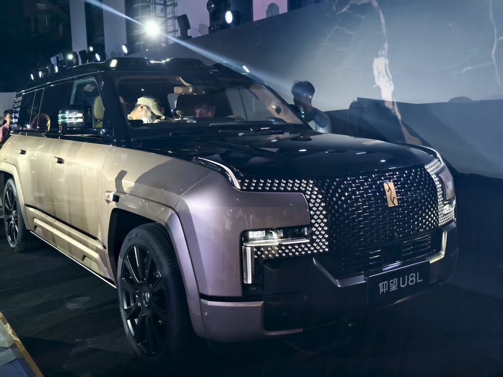 128万起!比亚迪车皇开卖,戴24K黄金车标,还能隔空开车窗