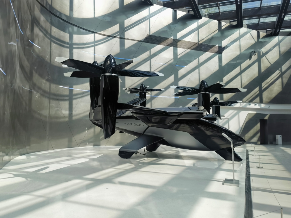 何小鹏连发四大黑科技！人形机器人走猫步上台，用户能买到的L4车型来了