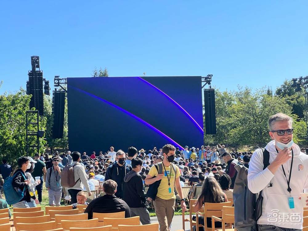 刚刚,苹果M2芯片炸场!iPhone兼职电脑摄像头,系统全家桶“史诗更新”