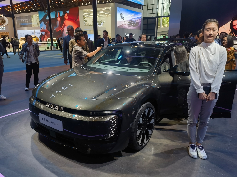 上海车展首日：雷军没来小米展台仍爆满，余承东预言新车“大爆”，何小鹏忙着遛“人”