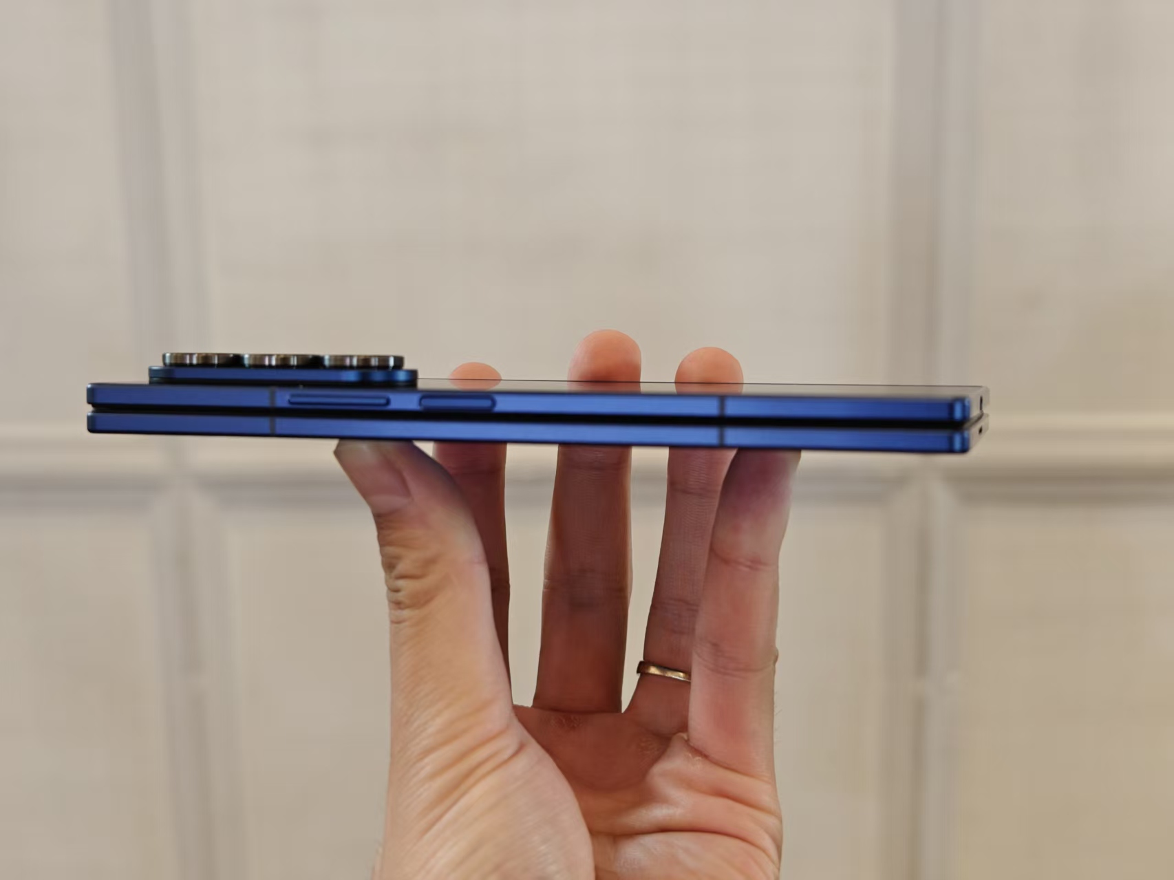 全球首发体验!三星折叠屏Galaxy Z Fold7上手:太轻薄了,AI圈搜万物