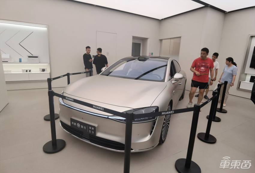 谁在看享界S9?实探北京两家门店,中年老板居多,家庭客户热情不高