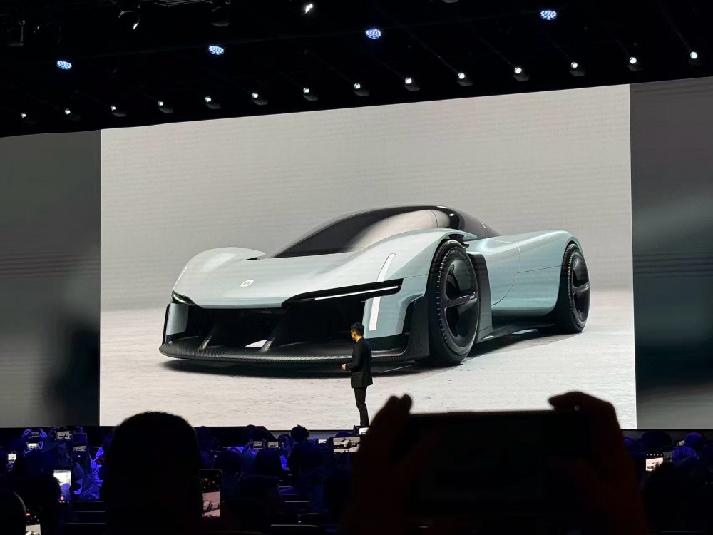 小米巴塞罗那炸场！真徕卡手机1.6万元开卖，VGT超跑等9大新品齐发