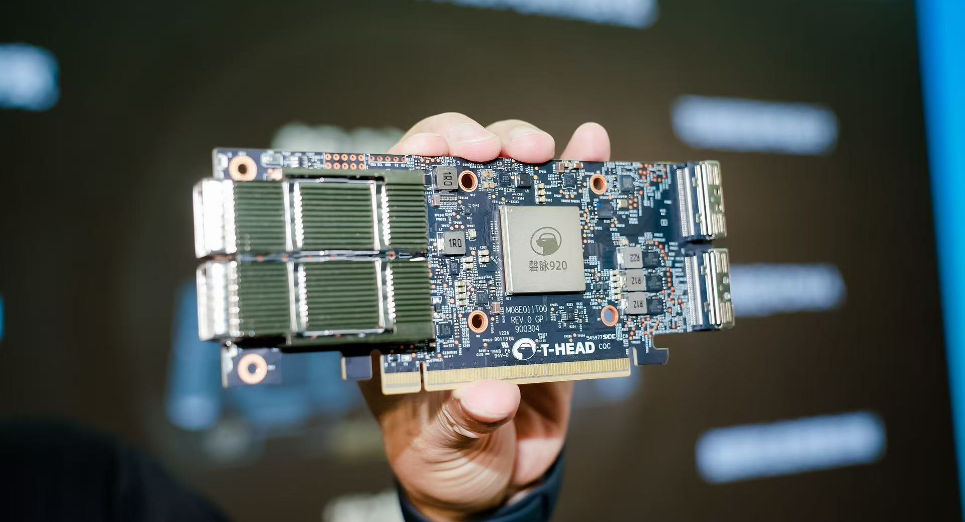 平头哥甩出首款智能网卡！400Gbps带宽、发布即量产，存算网全栈拼图就位