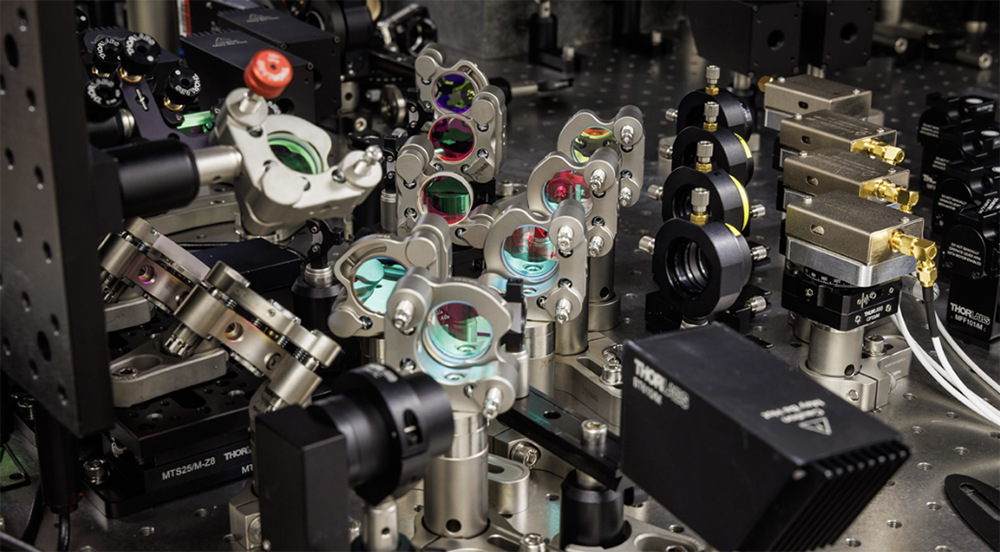 微软神奇玻璃登上Nature,能将200万本书存储1万年