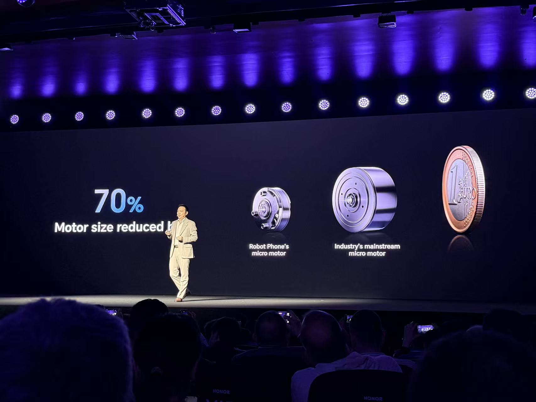 刚刚，荣耀人形机器人热舞亮相欧洲！全球第一个“机器人手机”真机首秀