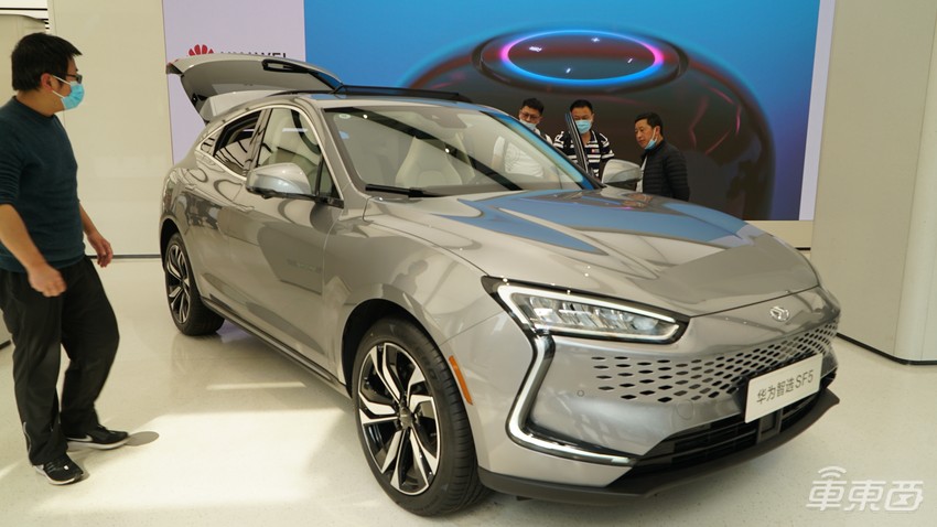 华为卖车有多火?一天超百人试驾,销售都不够用了