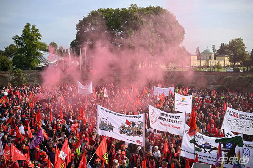 大众集团陷入关厂裁员困境!CEO被股东质疑,工人大闹谈判现场