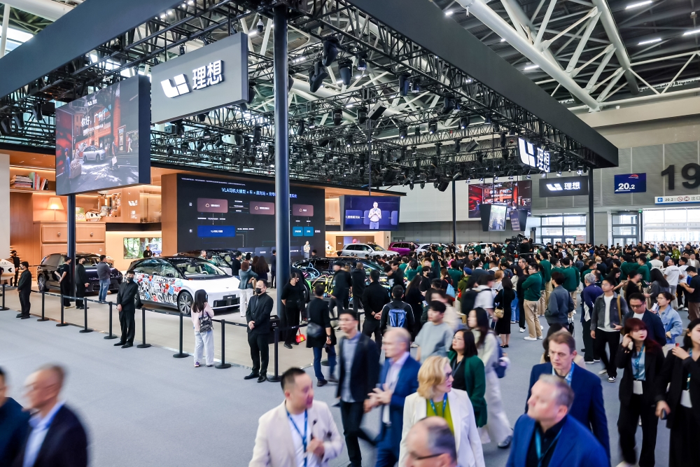 理想推出VLA充电功能！车辆可自主进出超充站，打通充电“最后100米”