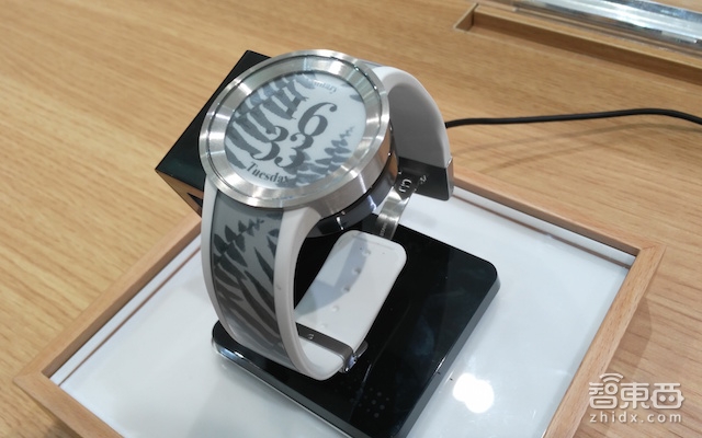 用电子纸做表带 索尼这款电子表可以一键“变身”