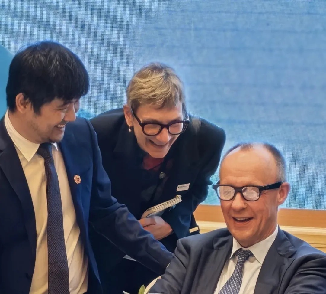 德国总理试戴的中国AI眼镜，悄悄拿下全球第一