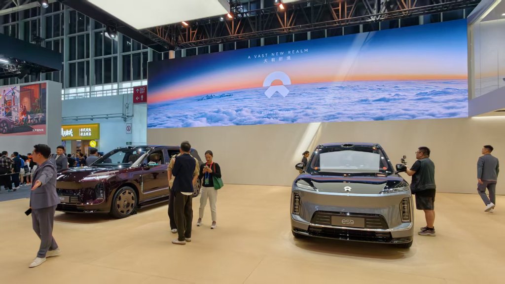 史上最大北京车展开幕！车企狠卷大三排SUV，舱驾融合、Agent上车成新趋势