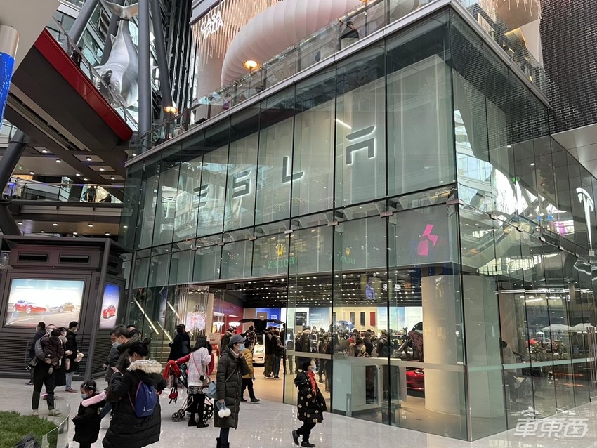 特斯拉Model Y有多火？每小时卖出200台，门店都挤爆了