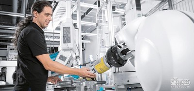 拉德国总理站台，把仿生机器人玩上天，解密这家公司的工厂黑科技