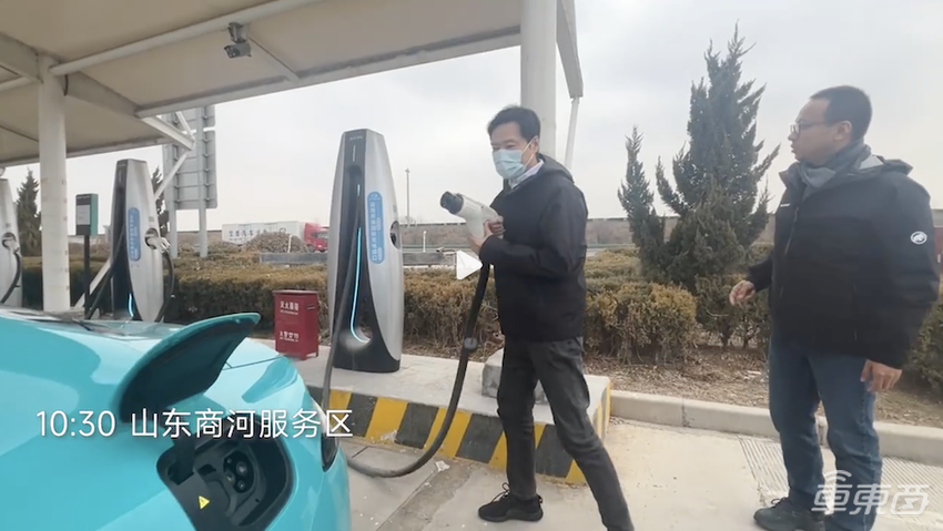 小米汽车门店火爆到限流!看车队伍排到晚上10点,消费者:加完班也要来看看