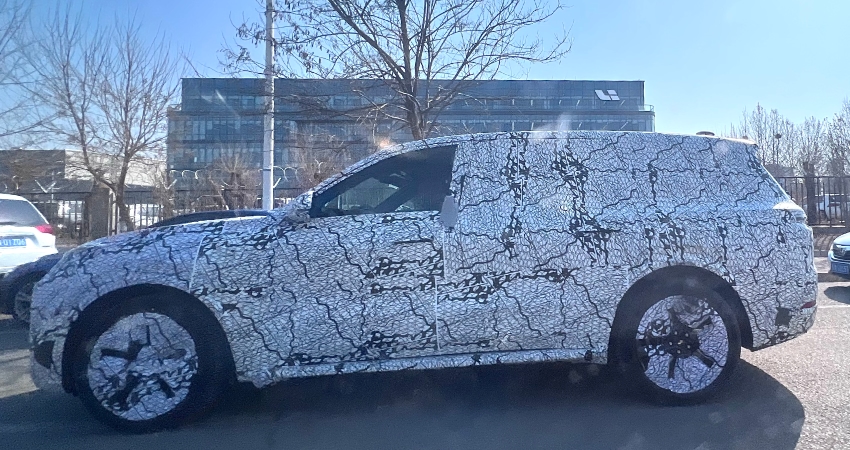 理想研发中心偶遇L9，新车尺寸堪比奔驰GLS，内饰还有大彩电