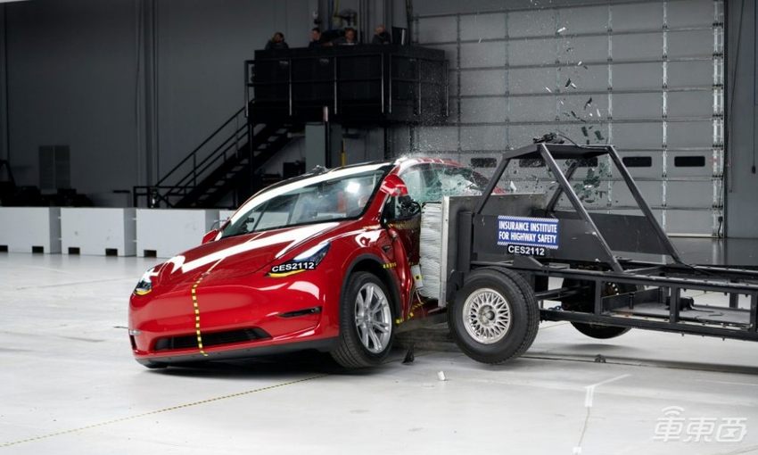 特斯拉改进车辆碰撞安全性，基于真实碰撞数据改善车辆安全性