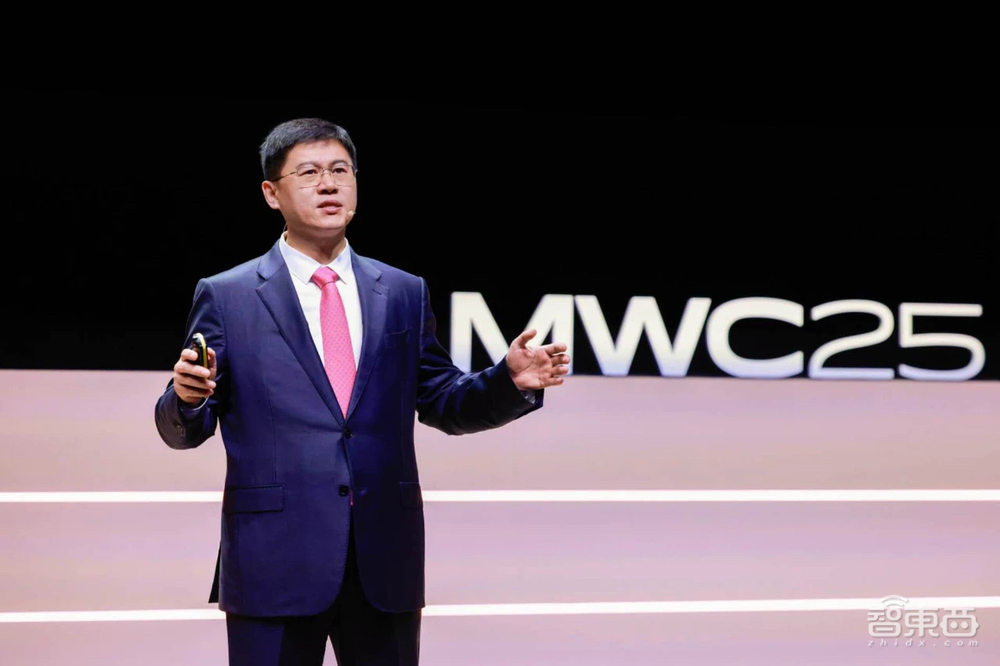 AI爆火MWC！AI OS席卷手机PC，国王点赞荣耀华为，中国企业霸场