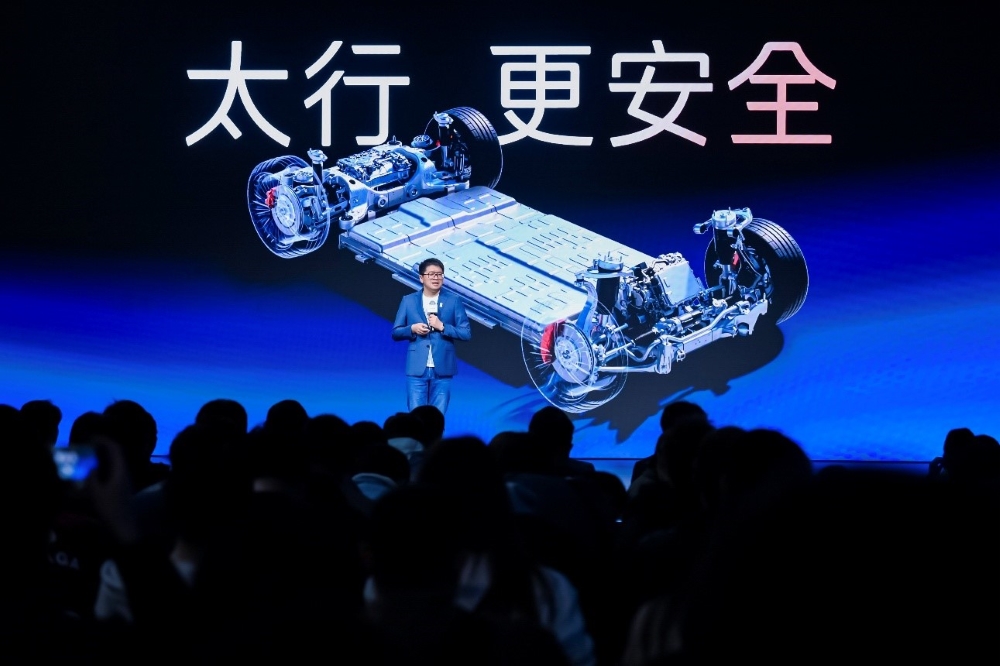 新款阿维塔12预售29.99万起!标配华为896线激光雷达,首发智能底盘技术