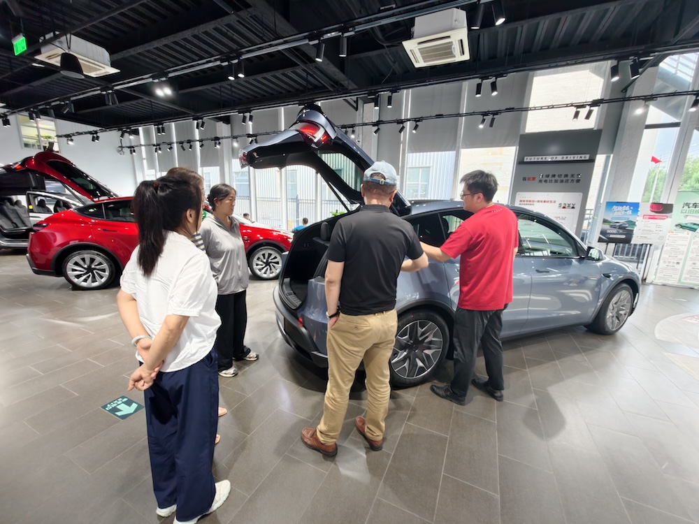 特斯拉Model Y L卖爆了!6天卖空一个月产能,工作日顾客挤爆门店,暴雨还来看车