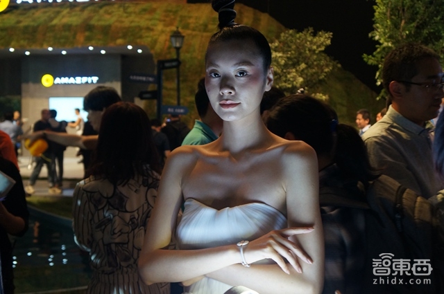 华米推299元Amazfit手环 陶瓷材质进军时尚圈