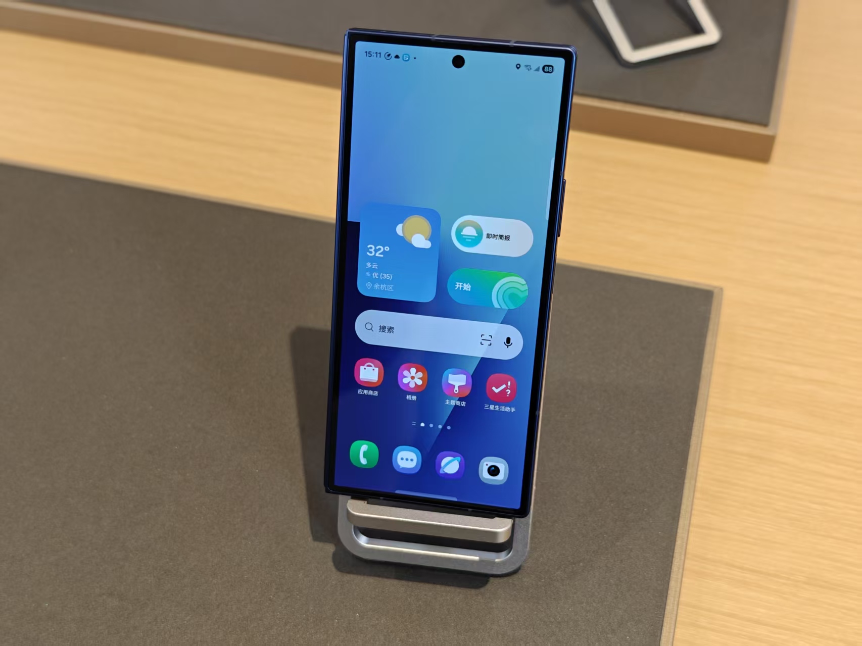 全球首发体验!三星折叠屏Galaxy Z Fold7上手:太轻薄了,AI圈搜万物