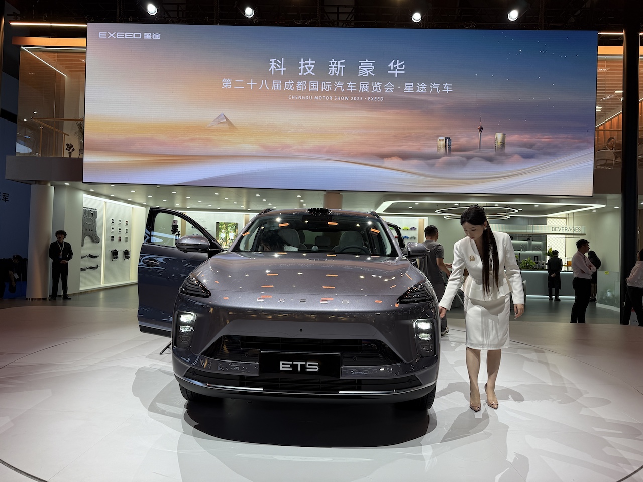 洋豪品牌一个没来！国产车价格战现场开打，暴走3万步看成都车展六大真相