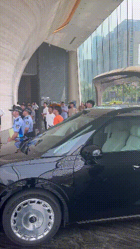 突发!老车主冲进总部大楼维权,极氪半年改款两次引争议