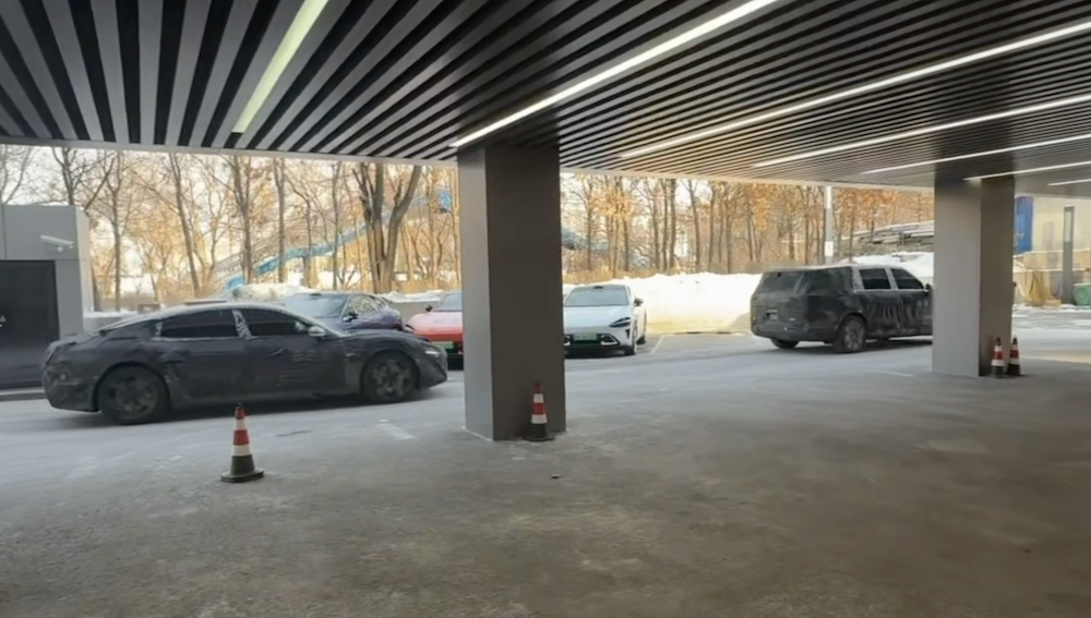 小米三款新车谍照曝光？！疑似两款增程亮相，SU7加长版也来了