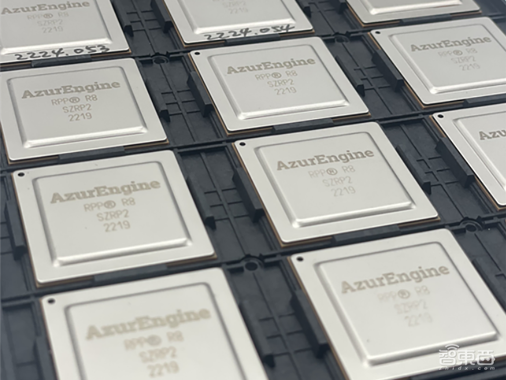 大模型乱斗，AI芯片狂欢