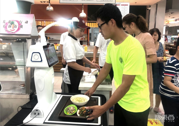 探访北大最AI的食堂!刷脸打饭,机器认识200多道菜